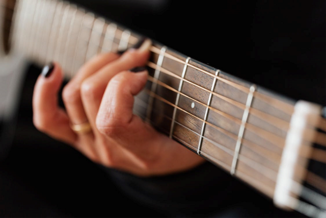 Sumber : https://www.pexels.com/photo/crop-faceless-woman-practicing-classical-guitar-technique-4471325/