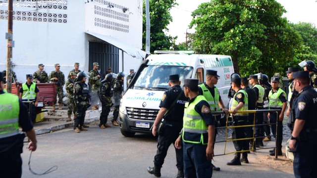 Polisi mengangkut narapidana dari penjara Tacumbu ke penjara lain, untuk mendapatkan kembali kendali atas penjara tersebut, di Asuncion pada 18 Desember 2023. Foto: NORBERTO DUARTE / AFP