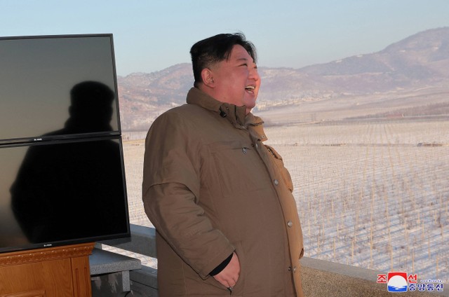 Pemimpin Korea Utara Kim Jong Un memandang peluncuran rudal balistik antarbenua Hwasong-18 saat gelar latihan di lokasi yang tidak diketahui pada 18 Desember 2023. Foto: Dok. KCNA melalui REUTERS