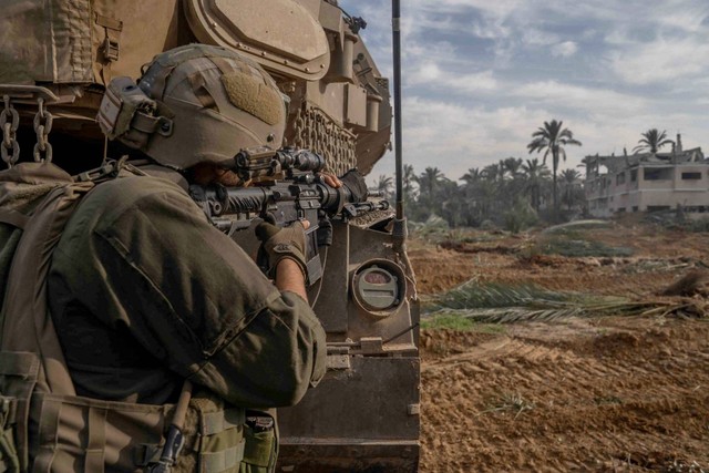 Seorang tentara Israel beroperasi di Jalur Gaza di tengah konflik yang sedang berlangsung antara Israel dan kelompok Islam Palestina Hamas, dalam gambar selebaran yang dirilis pada 14 Desember 2023.  Foto: Israel Defense Forces/Reuters