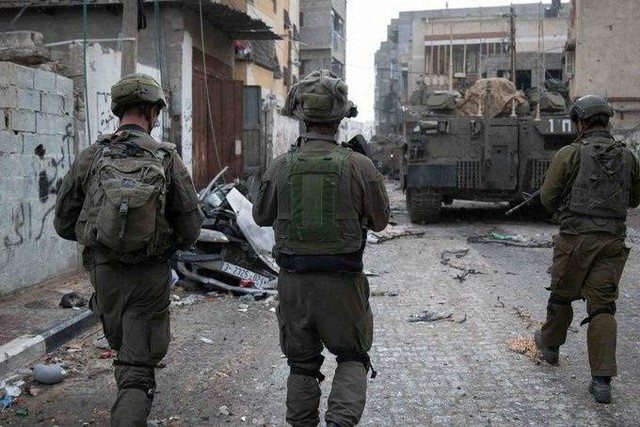 Militer Israel beroperasi di Jalur Gaza selama gencatan senjata sementara antara Israel dan kelompok Islam Palestina Hamas, dalam gambar selebaran ini dirilis pada 27 November 2023. Foto: Israel Defense Forces/Reuters
