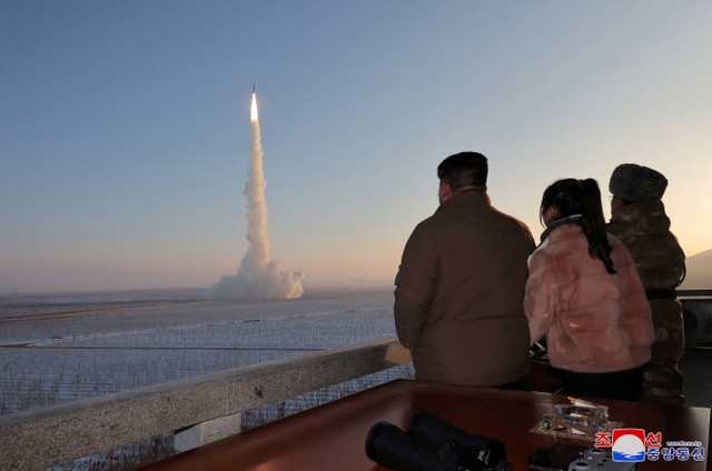 Pemimpin Korea Utara Kim Jong-un memandang peluncuran rudal balistik antarbenua Hwasong-18 saat gelar latihan di lokasi yang tidak diketahui pada 18 Desember 2023. Foto: Dok. KCNA melalui REUTERS