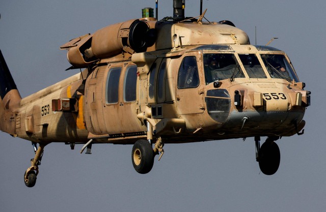 Helikopter militer Black Hawk Israel mendarat di sisi perbatasan Israel dengan Gaza, di tengah konflik yang sedang berlangsung antara Israel dan kelompok Palestina Hamas, di Israel selatan 18 Desember 2023. Foto: Amir Cohen/Reuters 