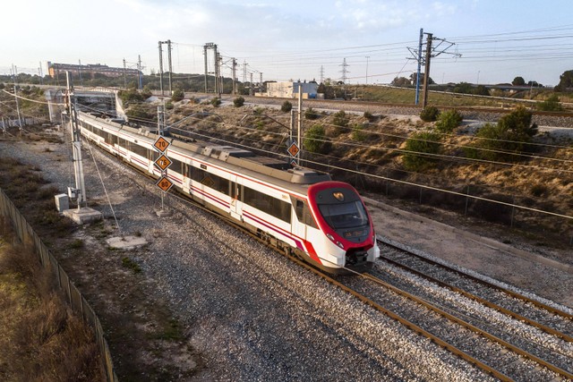 Gambar kereta yang merupakan salah satu transportasi publik. sumber : freepik.com