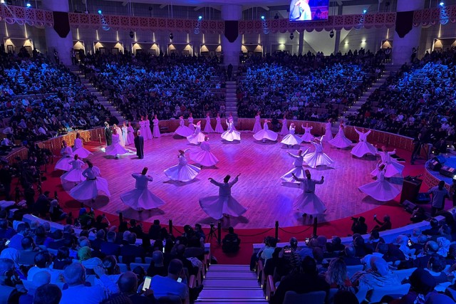 Malam puncak cara Seb-i Arus, peringatan wafatnya sufi Jalaluddin Rumi di Mevlana Cultural Center, Konya, Turki (17/12/2023). Foto: Azalia Amadea/kumparan