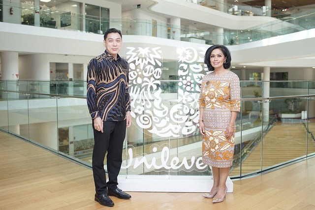 Presiden Direktur Unilever Indonesia Benjie Yap bersama Ira Noviarti. Foto: Dok. Unilever Indonesia