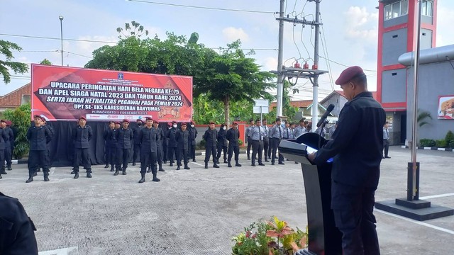 Upacara Bela Negara, Apel Siaga Nataru dan Ikrar Netralitas Pegawai dilaksanakan di Lapas Purwokerto. Foto: Humas Rutan Purbalingga.