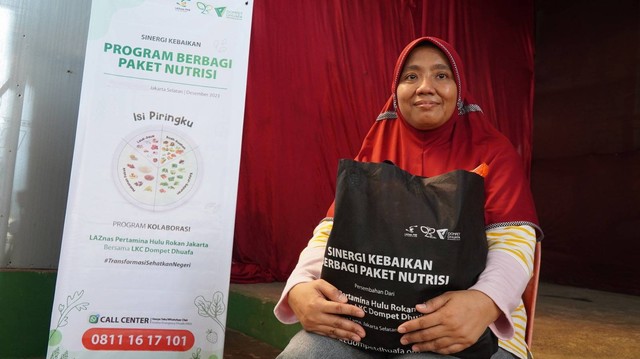 Penyaluran paket nutrisi berlangsung di Jalan Tanah Kusir, Kecamatan Kebayoran Lama, Jakarta Selatan pada hari Jumat, (15/12). Lokasi ini juga merupakan tempat bergulirnya program Kawasan Sehat Binaan LKC Dompet Dhuafa Jakarta.