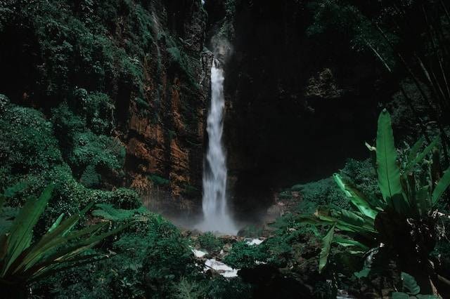 Air terjun di Bangli Bali. Foto hanya ilustrasi bukan tempat sebenarnya. Sumber foto: Unsplash.com/Aditya Hermawan