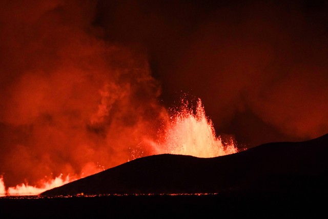 Erupsi gunung berapi di semenanjung Reykjanes, Grindavik, Islandia pada Senin (18/12/2023). Foto: Kristin Elisabet Gunnarsdottir / AFP