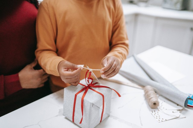 Ada banyak ide hadiah untuk Hari Ibu yang bisa diberikan oleh anak SD. Foto: Pexels.com