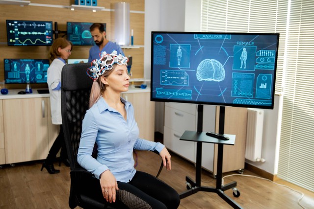contoh penggunaan Brain-Computer Interfaces (sumber https://www.freepik.com/)
