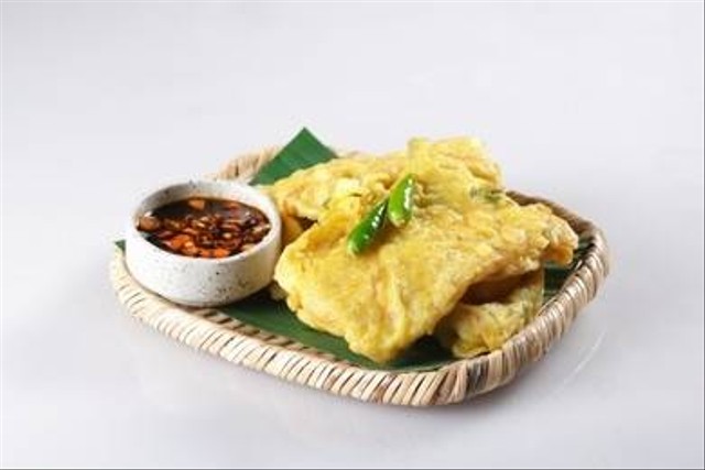 Tempe Goreng atau Tempe Mendoan adalah makanan tradisional Indonesia yang terbuat dari tempe yang dilumuri adonan tepung. (sumber: https://www.shutterstock.com)