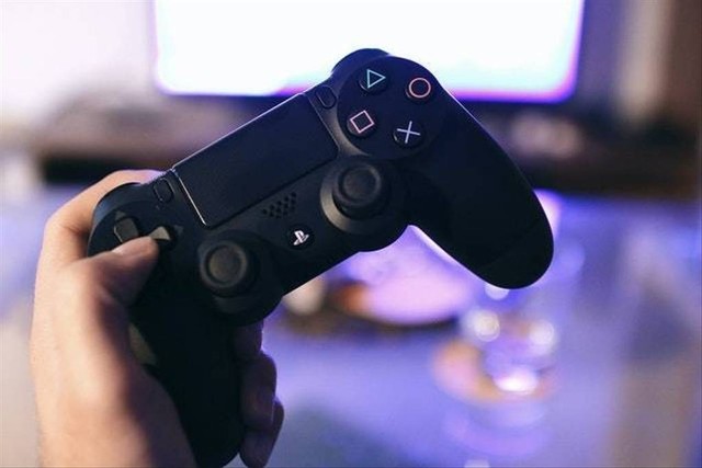 Ilustrasi cara menghubungi controller PS4 ke PC. Foto: JÉSHOOTS/Pexels