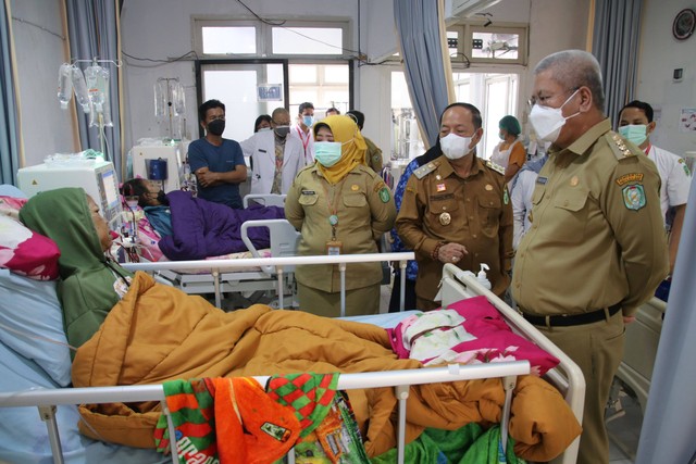 Pj Gubernur Kalbar, Harisson saat mengunjungi pasien yang lakukan cuci darah di RSUD M.Th. Djaman Sanggau. Foto: Dok. Adpim Pemprov