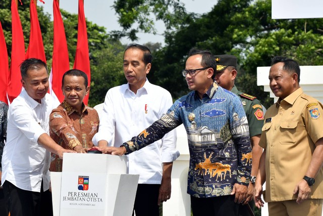 Presiden Jokowi bersama Wali Kota Bogor Bima Arya, Menteri BKPM Bahlil Lahadalia, dan Pj Gubernur Jabar Bey Machmudin menekan tombol peresmian jembatan Otista, Kota Bogor, Jawa Barat, Selasa (19/12/2023). Foto: Arif Firmansyah/ANTARA FOTO