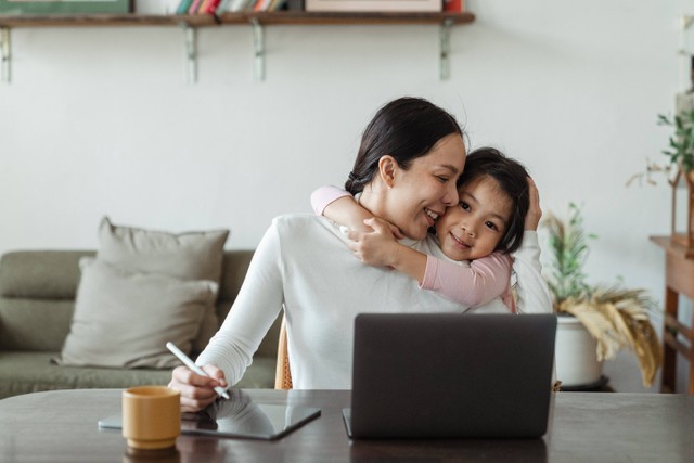 Ilustrasi anak dan ibu yang memperingati Hari Ibu bersama. Foto: Pexels