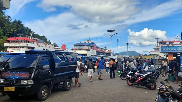 Suasana Pelabuhan Ulu di Pulau Siau, Kabupaten Sitaro, sebelum dilakukan rehabilitasi oleh Kementerian Perhubungan.