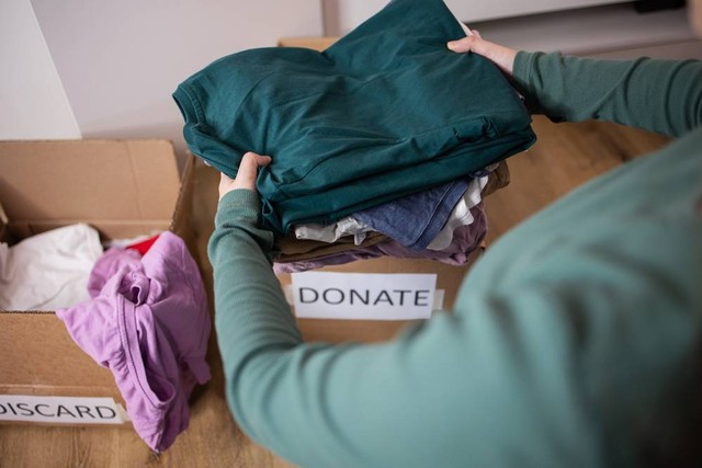 Ilustrasi mendonasikan pakaian dan memilih yang sudah tidak lagi dipakai. Foto: Helen Babanova/Shutterstock