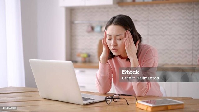 https://www.istockphoto.com/id/foto/stres-wanita-muda-asia-yang-kelelahan-duduk-di-meja-dengan-laptop-memegang-kepala-gm1343862303-422417064?phrase=stress