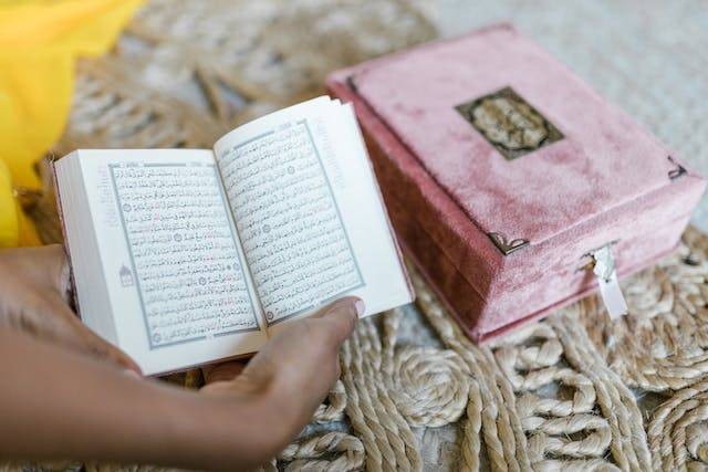 Bacaan Surat Al Alaq. Sumber: pexels.com