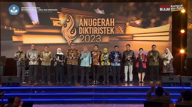 Perguruan Tinggi Muhammadiyah 'Aisyiyah menerima penghargaan Anugerah Diktiristek 2023. Sumber: Youtube Ditjen Diktiristek.