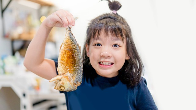 Ilustrasi anak makan ikan. Foto: MIA Studio/Shutterstock