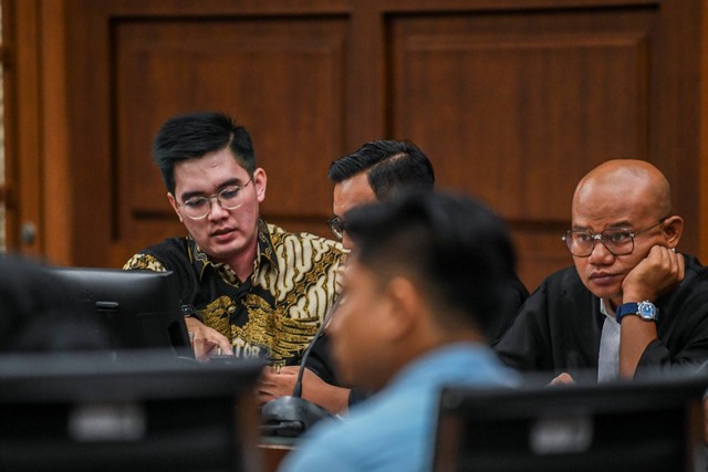 Terdakwa kasus suap di lingkungan Mahkamah Agung (MA) Dadan Tri Yudianto (paling kiri/berbatik) mengikuti sidang lanjutan di Pengadilan Tipikor, Jakarta, Selasa (19/12/2023). Foto: Galih Pradipta/ANTARA FOTO