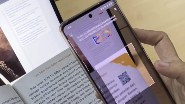 Dokumentasi pribadi. Foto salah satu buku yang dilengkapi QR Code dan aplikasi Erlangga (Foto : Fitri Balqis)
