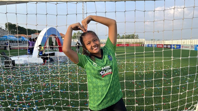 Kiper Gatotkaca U-12, Alya Putri Ariyanto, di MilkLife Soccer Challenge batch 3. Foto: Antika Fahira/kumparanBOLANITA
