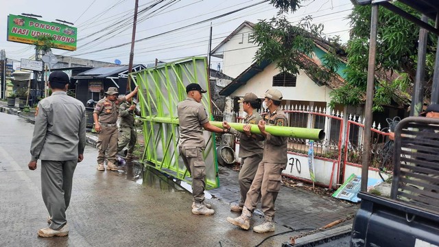 Ilustrasi Satpol PP tertibkan APK melanggar aturan. Foto: Dok. Satpol PP Kulon Progo