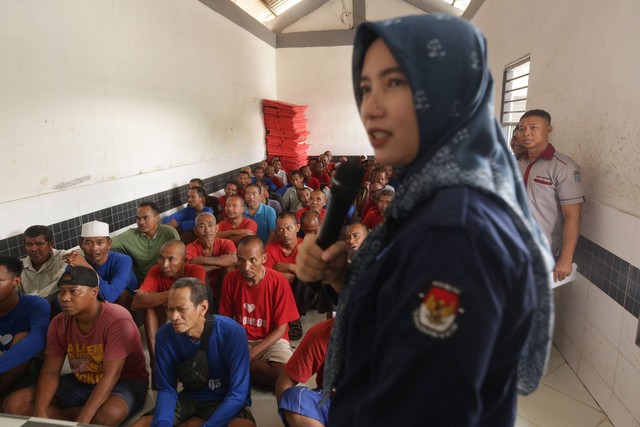 Sosialisasi KPU Surabaya di Liponsos Keputih yang menyasar disabilitas dan tunawisma, Selasa (19/12). Foto: Diskominfo Surabaya