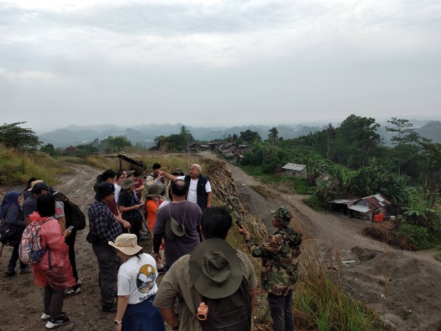 Foto : Kegiatan fieldtrip oleh GTA Consulting melibatkan peserta dari luar negeri membahas kondisi geologi cekungan Kutai di Bukit Batuputih Samarinda. (Sumber : Istimewa)