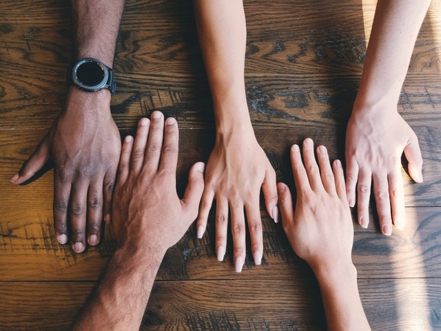 Ilustrasi Ucapan Hari Solidaritas Kemanusiaan Internasional, Foto Unsplash/Clay Banks