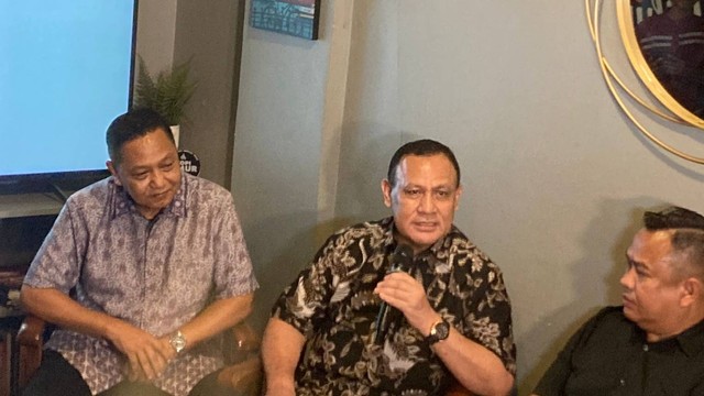 Ketua KPK nonaktif Firli Bahuri menyampaikan tanggapan atas putusan praperadilan di kawasan Pondok Kelapa, Jakarta Timur, Selasa (12/19/2023). Foto: Dok. Istimewa