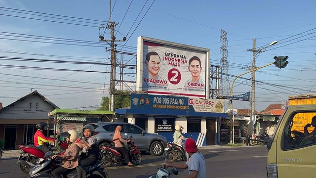 Baliho Prabowo-Gibran di pos polisi.  Foto: Dok. Istimewa