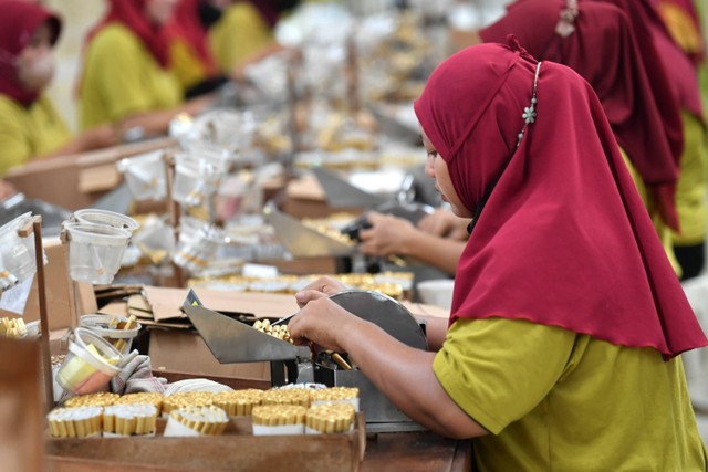 Pekerja melinting rokok sigaret kretek tangan (SKT) di sebuah pabrik rokok di Bantul, Yogyakarta, Selasa (19/12/2023). Foto: M Risyal Hidayat/Antara Foto 