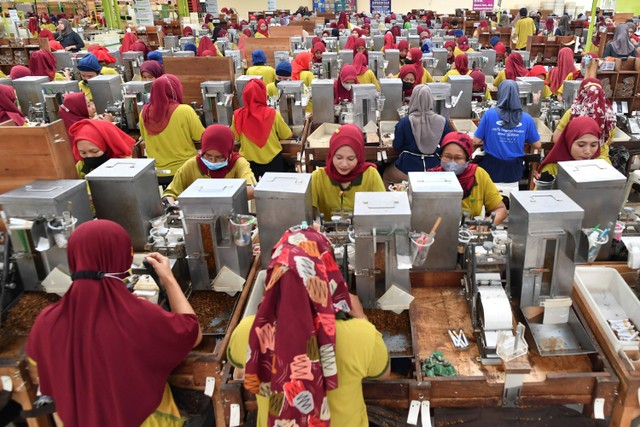 Pekerja melinting rokok sigaret kretek tangan (SKT) di sebuah pabrik rokok di Bantul, Yogyakarta, Selasa (19/12/2023). Foto: M Risyal Hidayat/Antara Foto 