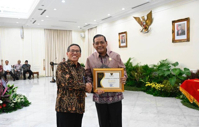 PT Krakatau Steel (Persero) Tbk (KRAS) memperoleh penghargaan Badan Publik dengan kategori Informatif dalam Anugerah Keterbukaan Informasi Publik yang diselenggarakan oleh Komisi Informasi Pusat (KIP), Selasa (19/12), di Istana Wakil Presiden RI, Jakarta. dok. Krakatau Steel