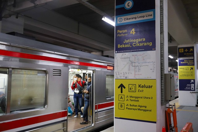 Sejumlah calon penumpang berjalan menuju peron Stasiun Manggarai, Jakarta, Rabu (20/12/2023). Foto: Iqbal Firdaus/kumparan