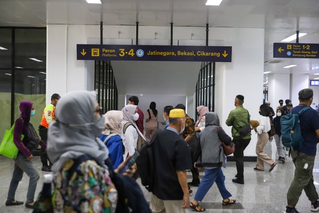 Sejumlah calon penumpang berjalan menuju peron Stasiun Manggarai, Jakarta, Rabu (20/12/2023). Foto: Iqbal Firdaus/kumparan