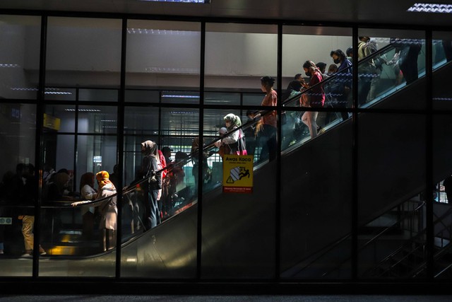 Sejumlah calon penumpang berjalan menuju peron Stasiun Manggarai, Jakarta, Rabu (20/12/2023). Foto: Iqbal Firdaus/kumparan