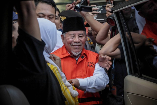 Gubernur Maluku Utara Abdul Gani Kasuba menaiki mobil tahanan KPK usai konferensi pers penetapan dan penahanan tersangka terkait korupsi di lingkungan pemerintah Provinsi Maluku Utara, di Gedung KPK, Jakarta, Rabu (20/12/2023). Foto: Jamal Ramadhan/kumparan