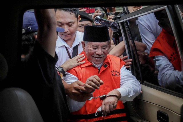 Gubernur Maluku Utara Abdul Gani Kasuba menaiki mobil tahanan KPK usai konferensi pers penetapan dan penahanan tersangka terkait korupsi di lingkungan pemerintah Provinsi Maluku Utara, di Gedung KPK, Jakarta, Rabu (20/12/2023). Foto: Jamal Ramadhan/kumparan