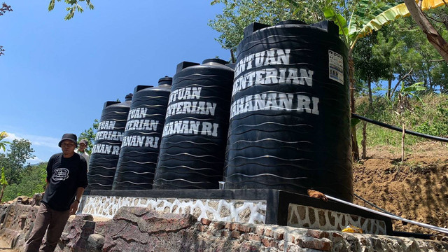 Tempat penampungan air bersih dari program Kementerian Pertahanan di Desa Cipedes, Kecamatan Ciniru, Kabupaten Kuningan, Jawa Barat, Rabu (20/12/2023). Foto: Luthfi Humam/kumparan