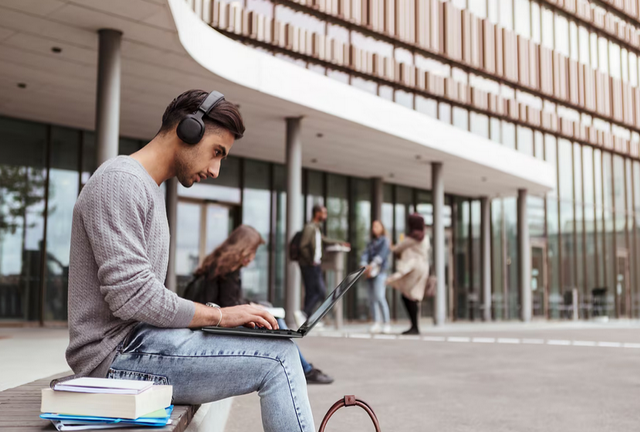 Ilustrasi laptop Dell untuk kuliah. Foto: Dell