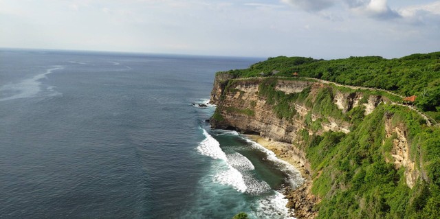 Karang Boma Cliff. Foto Hanya Ilustrasi, Bukan Tempat Sebenarnya. Sumber Unsplash Jignesh Chudasama