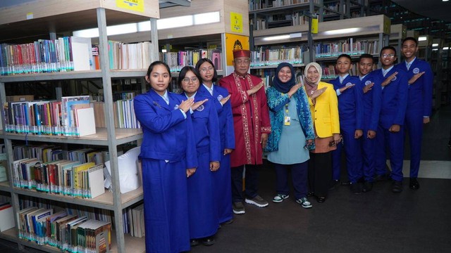 Capt. Ali Ibrahim, Dr. Rachma dan Mariyah,S.Sos bersama Perwakilan Siswa SMA Pradita Dirgantara, Foto : Pribadi