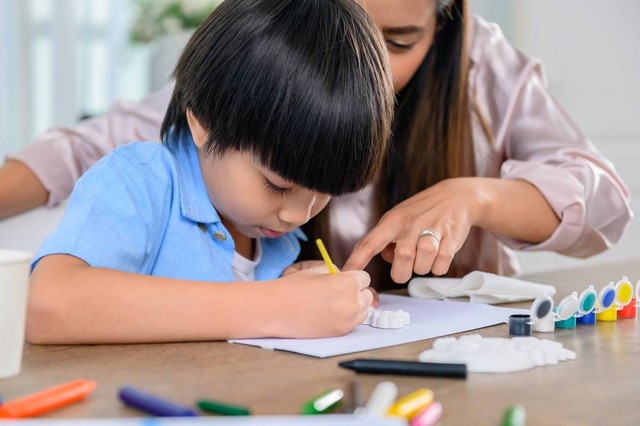 Ilustrasi mengembangkan bakat anak dalam bidang melukis. Foto: Shutterstock