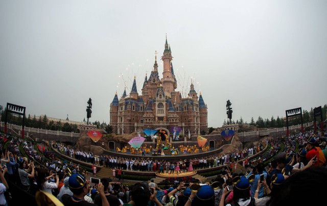Kembang api meledak di atas Enchanted Storybook Castle saat upacara pembukaan Shanghai Disney Resort di Shanghai pada 16 Juni 2016. Foto: Johannes Eisele/AFP